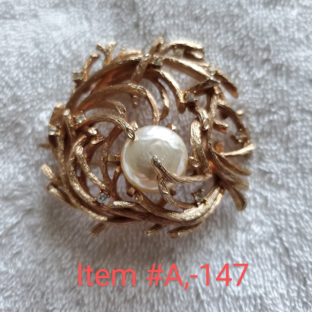 A beautiful Gold Brooch ,  wt .  38 grams , item # A-147